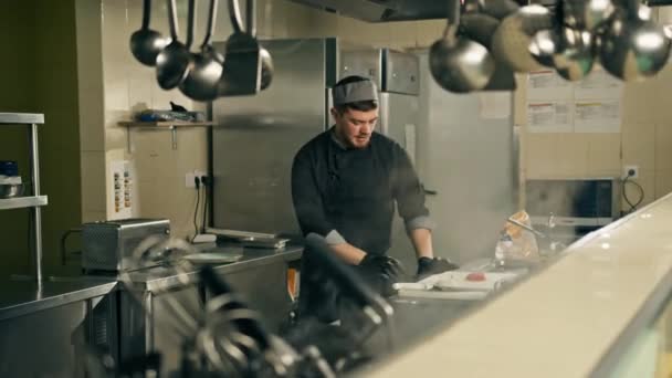 Professionele Keuken Hotel Restaurant Gelukkig Glimlachende Chef Kok Het Bereiden — Stockvideo