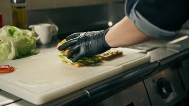 Профессиональная Кухня Ресторане Отеля Шеф Повар Выкладывает Ингредиенты Клубного Сэндвича — стоковое видео