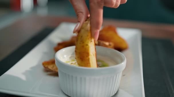 Rätt Restaurang Bakad Potatis Med Kryddor Handflatan Doppad Gräddfil Sås — Stockvideo
