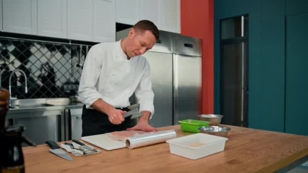 Chef Cocina Profesional Cocina Golpeando Filete Pollo Con Carne Mallet — Vídeo de stock