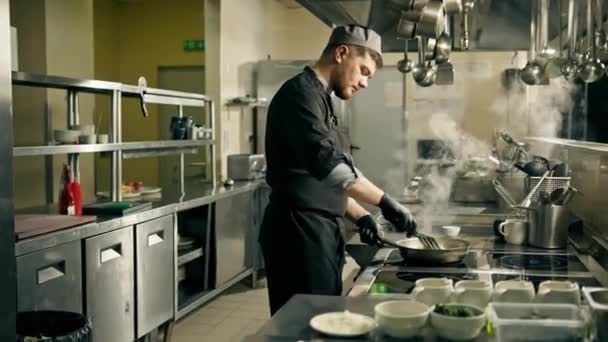Cocina Profesional Restaurante Del Hotel Chef Prepara Risotto Para Almuerzo — Vídeo de stock