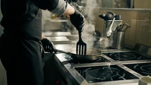 Cozinha Profissional Restaurante Hotel Chef Prepara Risoto Para Almoço Agita — Vídeo de Stock