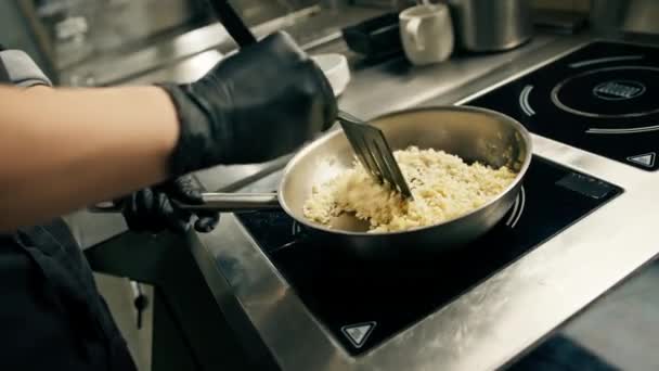 Profesionální Kuchyně Hotelové Restauraci Šéfkuchař Připravuje Rizoto Oběd Míchá Rýže — Stock video