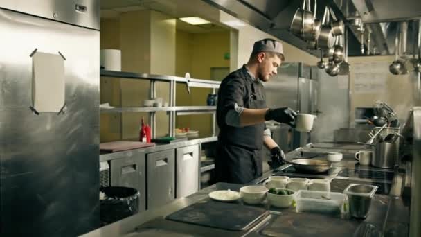Professionelle Küche Hotelrestaurant Der Koch Bereitet Ein Risotto Gericht Fügt — Stockvideo