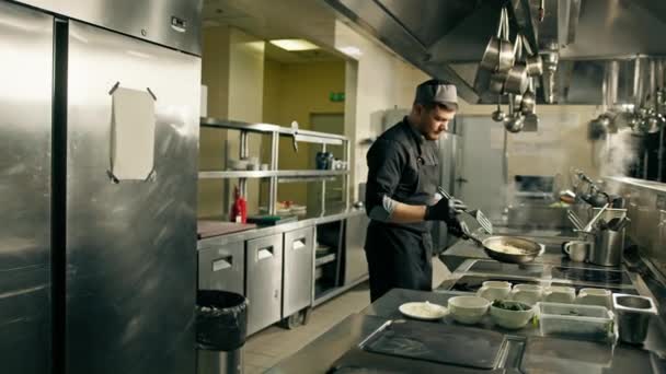 Professionelle Küche Hotelrestaurant Koch Bereitet Risotto Zum Mittagessen Rührt Reis — Stockvideo