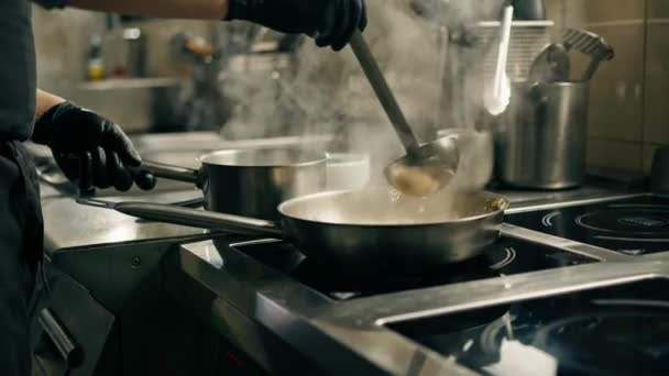 Otel Restoranında Profesyonel Mutfak Şef Tavaya Pilav Tabağı Hazırlar — Stok video