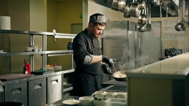 Cozinha Profissional Restaurante Hotel Chef Prepara Risoto Para Almoço Agita — Vídeo de Stock
