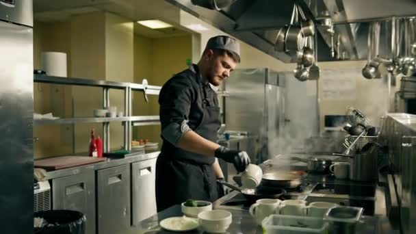 Professionelle Küche Einem Hotelrestaurant Von Einem Koch Der Spinat Einer — Stockvideo