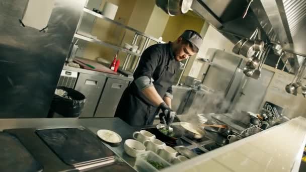 Bir Otel Restoranında Profesyonel Bir Mutfak Bir Aşçının Tavada Ispanak — Stok video