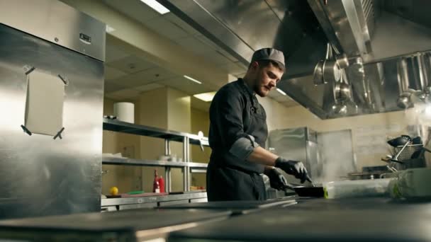 Profesjonalna Kuchnia Hotelowej Restauracji Szefa Kuchni Gotowanie Szpinaku Patelni Dodawanie — Wideo stockowe