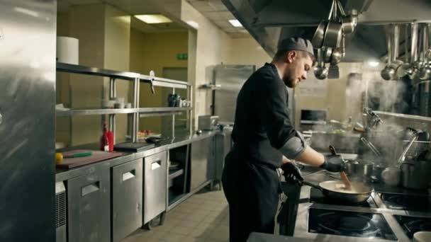 Professionele Keuken Het Hotel Restaurant Chef Kok Bereidt Risotto Voor — Stockvideo