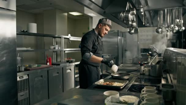 Professionelle Küche Hotelrestaurant Koch Gießt Ölpfanne Vor Dem Kochen Essenskonzept — Stockvideo