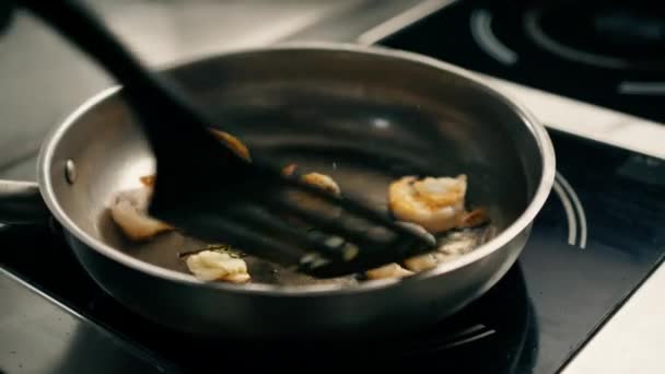 ホテルのレストランでのプロのキッチン近くの魚介類の鍋に揚げイカのムール貝サーモンホタテ — ストック動画