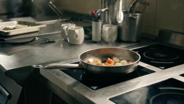Επαγγελματική Κουζίνα Στο Εστιατόριο Του Ξενοδοχείου Close Θαλασσινά Τηγανητά Pan — Αρχείο Βίντεο