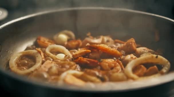 ホテルのレストランでのプロのキッチン近くの魚介類の鍋に揚げイカのムール貝サーモンホタテ — ストック動画