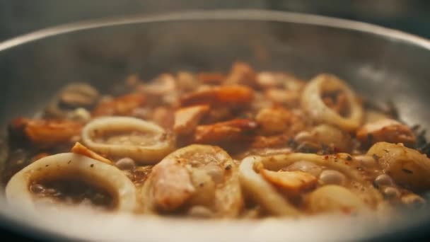 Professionelle Küche Hotelrestaurant Nahaufnahme Meeresfrüchte Gebraten Auf Pfanne Garnelen Tintenfischmuscheln — Stockvideo