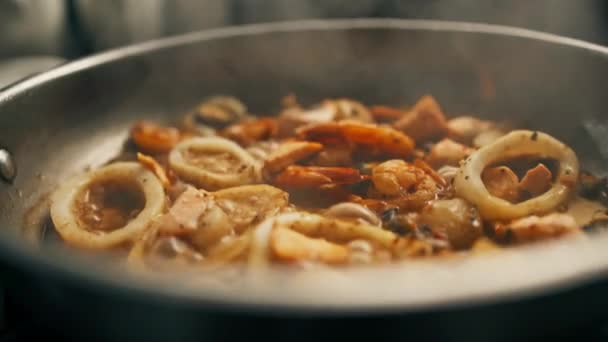 Profesjonalna Kuchnia Restauracji Hotelowej Bliska Owoce Morza Smażone Patelni Krewetki — Wideo stockowe