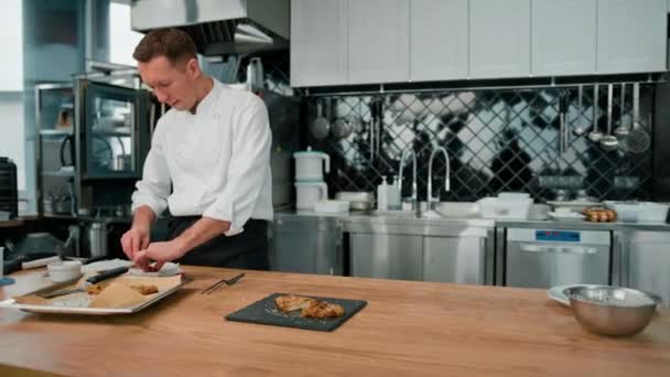 Koch Kocht Professioneller Küche Schneidet Gebackene Stücke Hühnerfilet Semmelbrösel — Stockvideo