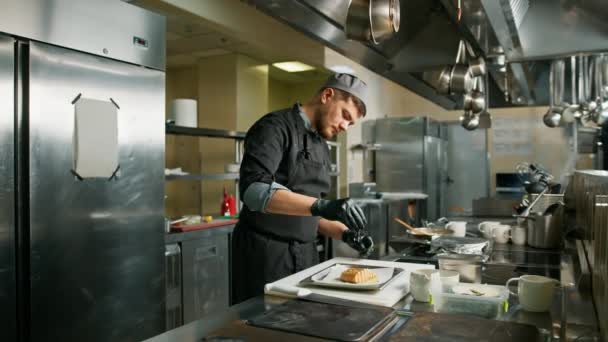 Professionelle Küche Hotelrestaurant Koch Presst Zitronensaft Auf Frisch Gekochtem Lachssteak — Stockvideo