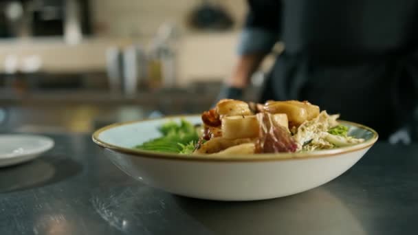 Une Cuisine Professionnelle Dans Restaurant Hôtel Fraîchement Préparé Une Belle — Video
