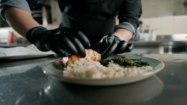 Dapur Profesional Restoran Hotel Koki Membuat Baik Melayani Close Salmon — Stok Video