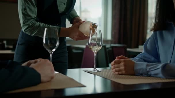 식당에서 남녀가 술잔에 포도주를 웨이터 마시는 — 비디오