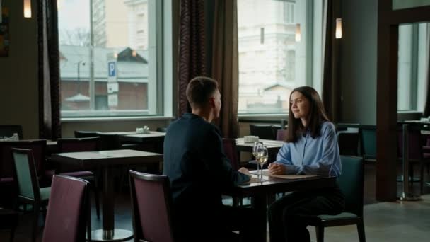 Een Date Een Hotel Restaurant Een Man Een Vrouw Drinken — Stockvideo