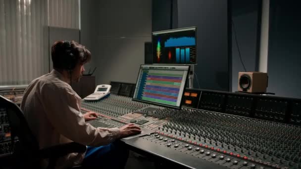 Stüdyo Kayıt Stüdyosunda Çalışan Enerji Dolu Ses Mühendisi Yapımcısı Konsol — Stok video