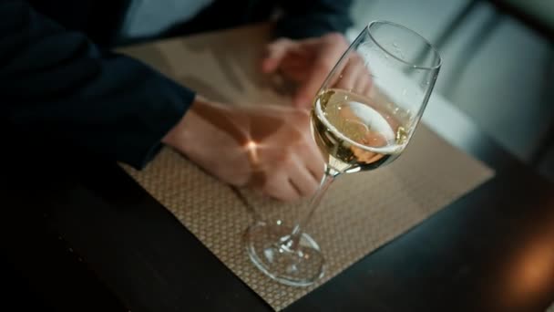 Зустріч Готельному Ресторані Крупним Планом Чоловік Біле Вино Склянки Концепція — стокове відео