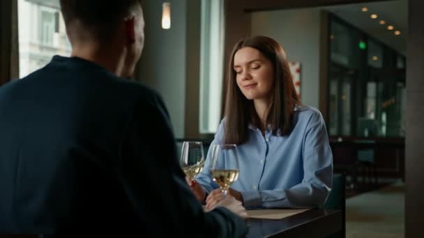 Een Date Een Hotel Restaurant Een Man Een Vrouw Drinken — Stockvideo