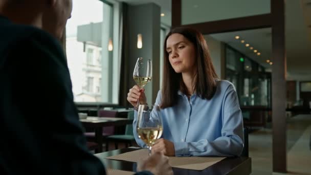Randka Hotelowej Restauracji Mężczyzna Kobieta Piją Białe Wino Okularach Twarz — Wideo stockowe