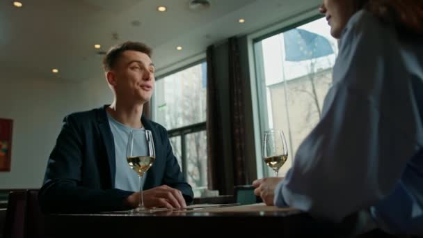 Una Cita Restaurante Hotel Hombre Una Mujer Beben Vino Blanco — Vídeo de stock