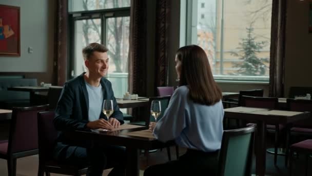 식당에서 남자와 여자가 소녀의 얼굴에 와인을 마시는 데이트 — 비디오