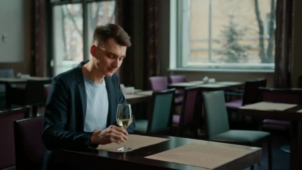 Möte Hotellrestaurang Närbild Mannen Som Dricker Vitt Vin Ett Glas — Stockvideo