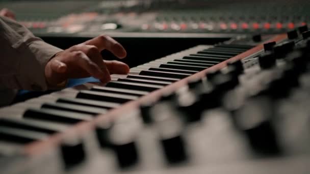 Man Hand Spelen Elektronische Piano Toetsenbord Vingers Tik Toetsen Midi — Stockvideo