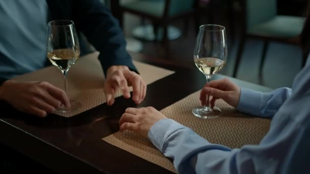 Пара Тримає Руки Крупним Планом Побаченні Готельному Ресторані Концепція Любові — стокове відео