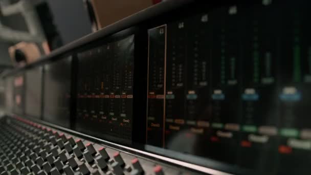 Μια Μεγάλη Κονσόλα Μίξης Στούντιο Ηχογράφησης Γκρο Πλαν Ισοσταθμιστή Ηχογράφησης — Αρχείο Βίντεο