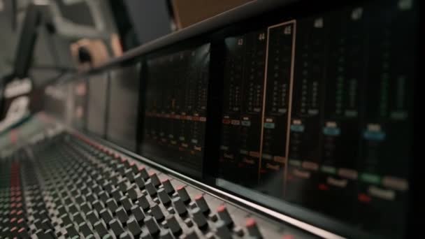 Grande Console Mistura Estúdio Gravação Close Gravação Som Equalizador Multicanal — Vídeo de Stock