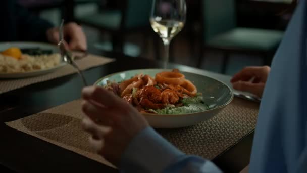 Datum Het Hotel Restaurant Diner Man Vrouw Drinken Witte Wijnglazen — Stockvideo