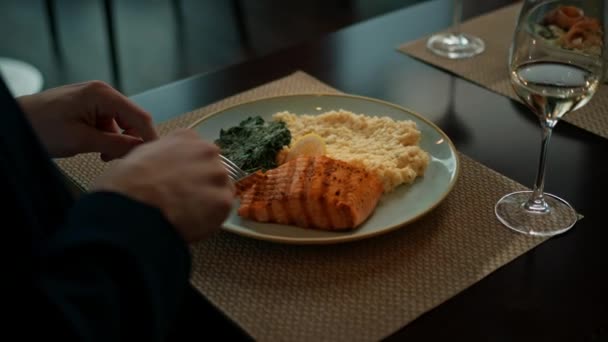 เดทในร านอาหารของโรงแรม อาหารค าชายและหญ มไวน ขาวแก วและล มรสอาหารอร — วีดีโอสต็อก