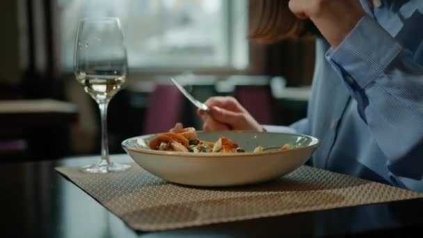 Rencontre Dans Restaurant Hôtel Décryptages Invité Dégustant Une Délicieuse Salade — Video