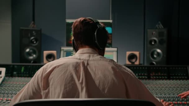 오디오 엔지니어가 메이커 소프트웨어의 스튜디오 트랙을 작업하는 — 비디오