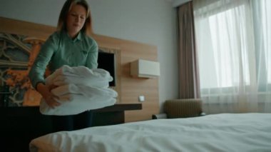 Otel temizlikçisi beyaz cübbeli misafirlere konukseverlik konsepti getirdi.
