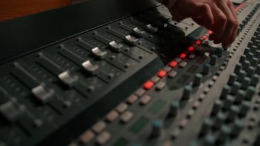 Ses mühendisi dijital ses karıştırıcı kullandı. Kaydırakçı Mühendis anahtar kontrol paneline bastı. Kayıt stüdyo teknisyeni.