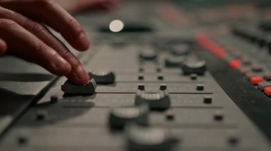 Ses mühendisi dijital ses karıştırıcı kullandı. Kaydırakçı Mühendis anahtar kontrol paneline bastı. Kayıt stüdyo teknisyeni.