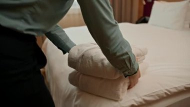 Otel temizlikçisi beyaz cübbeli misafirlere konukseverlik konsepti getirdi.
