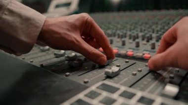 Ses mühendisi dijital ses karıştırıcı kullandı. Kaydırakçı Mühendis anahtar kontrol paneline bastı. Kayıt stüdyo teknisyeni.