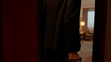 Bavullara aşık bir çift seyahat konsepti sırasında otel odalarına girer.