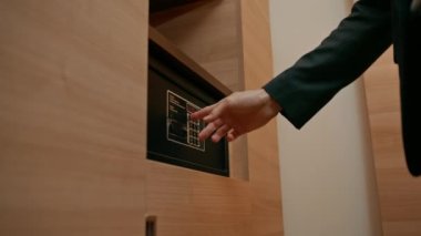 Bir el otel odasındaki kasayı açmak ve kilitlemek için şifre girer. Değerli eşyaları çalmak ya da saklamak için.