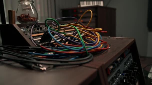 Профессиональная Студия Звукозаписи Многоцветные Провода Подключенные Консольному Крупному Плану — стоковое видео